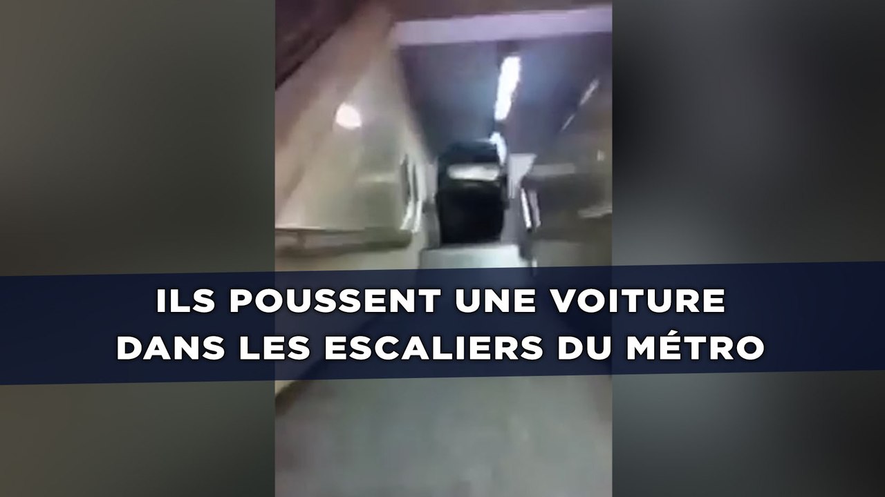 Ils poussent une voiture dans les escaliers du métro pour le Nouvel An