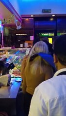 Cette fille a sa tête coincée dans un couvercle de poubelle