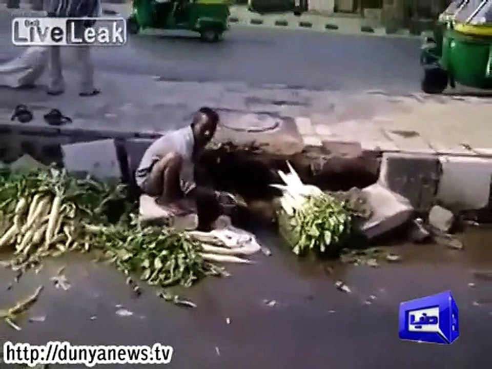 Dunya News- Man washing vegetables using sewerage water in India.