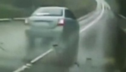 Kaygan yolda sollama feci bitti