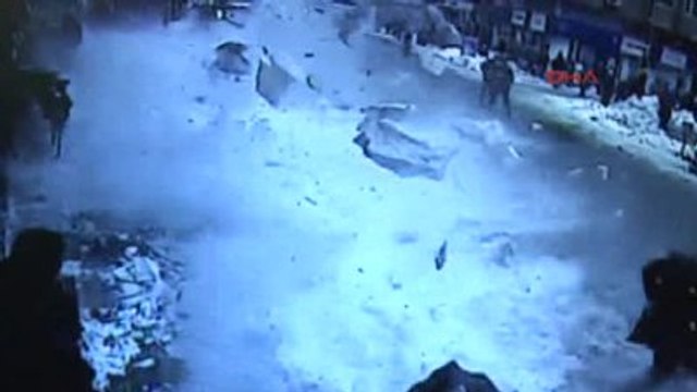 Rize Çatıdan Kar Kütleleri Düştü -1 Yaralı O Anlar Güvenlik Kamerasında