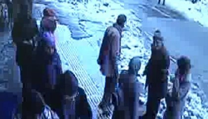 Üzerlerine çatıdan kar kütleleri düştü: 1 yaralı... O anlar güvenlik kamerasında