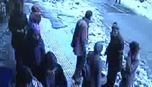 Üzerlerine çatıdan kar kütleleri düştü: 1 yaralı... O anlar güvenlik kamerasında