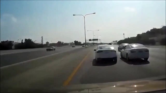 2 automobilistes en colère se foncent dedans sur l'autoroute. Road Rage qui fini mal