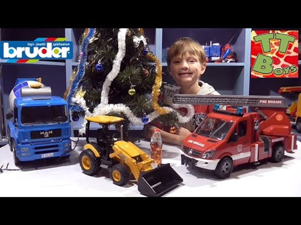 ✔ Bruder. Машинки вместе с Игорьком наряжают Ел...