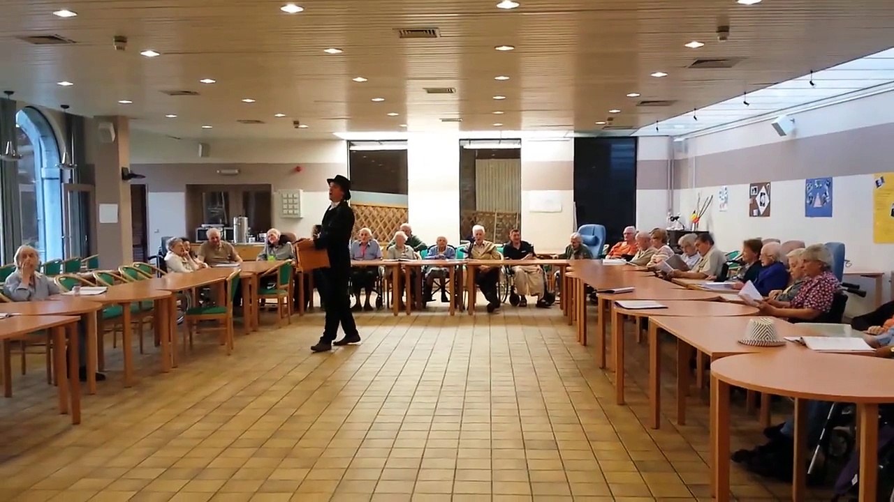 Animation musicale d'orgue de barbarie pour anniversaire de personnes âgées par francois-dupont.be