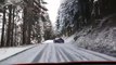 Faire du drift sur une route de montagne enneigée avec une Audi R8...
