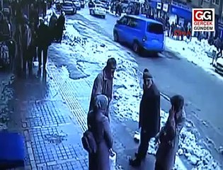 Çatıdan kar kütleleri düştü