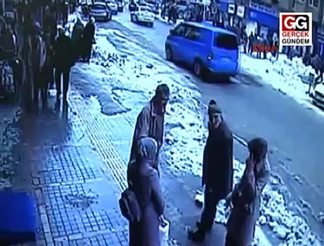 Çatıdan kar kütleleri düştü