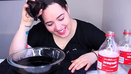 فتاة  غسلت شعر رأسها بالكوكاكولا شاهد ماذا حصل لها