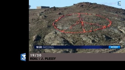 "Un immense signe de la paix a été formé sur une colline avec les gilets de sauvetage de milliers de migrants." - Le Zapping du 04/01/2016 - CANAL+