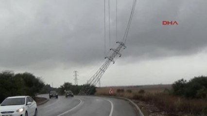 Serik'te Şiddetli Rüzgar Yüksek Gerilim Hattı Direğini Yan Yatırdı