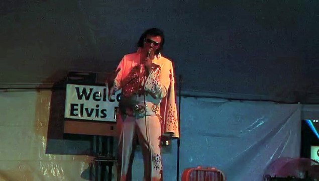 Norm Bakker sings 'Bridge Over Troubled Water' Elvis Week 2007