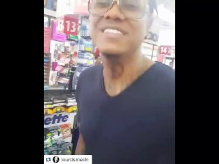 Shelow santa claus preparado para regalar pila de juguetes en su barrio