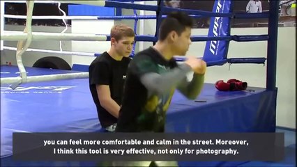 En Russie, les jeunes filles apprennent à se défendre avec des selfie-sticks