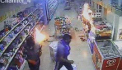 Marketi yağmalayıp yaktılar!