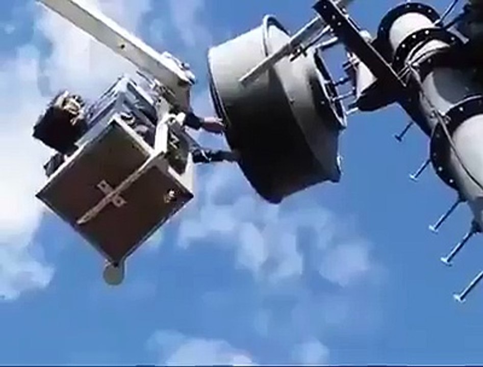 . مهندسو الاتصالات .. لاحظوا ضعفا في الإرسال بأحد الهوائيات بالمنطقة .. ليجدوا بأن السناجب قد حولتها مخزنا للبندق