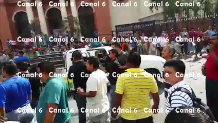 Turba quema una patrulla de la policía municipal en San Pedro Sula