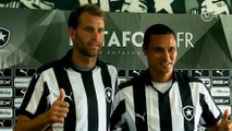 Apresentados, zagueiros vestem a camisa e exaltam história do Botafogo