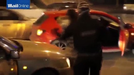 Pedida em casamento com armas e homens encapuzados