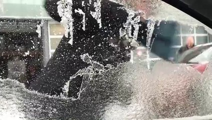 Verslaggever slaat een paar ijskrabtips van de ANWB in de wind - RTV Noord