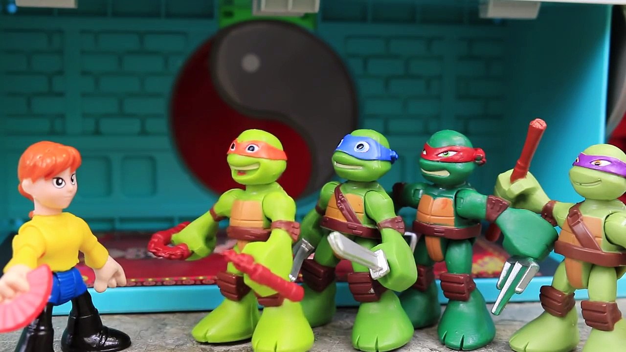 Teenage Mutant Ninja Turtles Fight Fishface and Dogpound in Chinatown Sewer Lair TMNT Playset