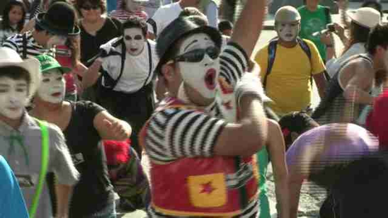 Mimes run slow-mo marathon in Peru