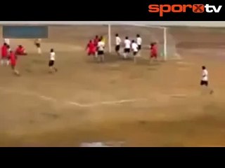 Çamur sahada içten gol sevinci