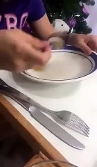 Larissa Manoela e João Guilherme comendo miojo juntos