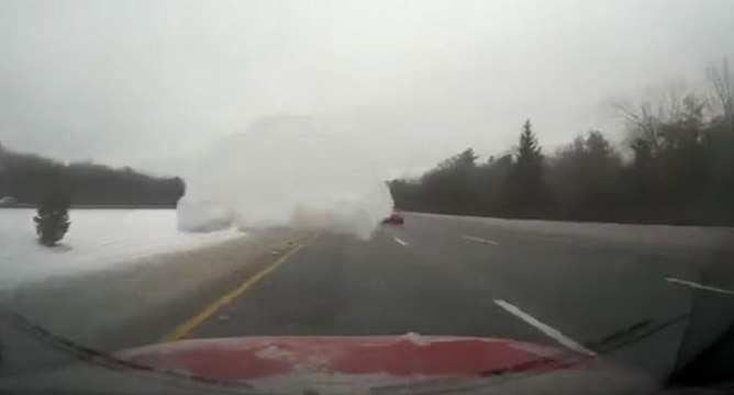 Pourquoi il faut toujours déneiger le toit de sa voiture en hiver