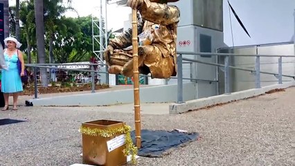 Bu Adam Havada Nasıl Oturuyor