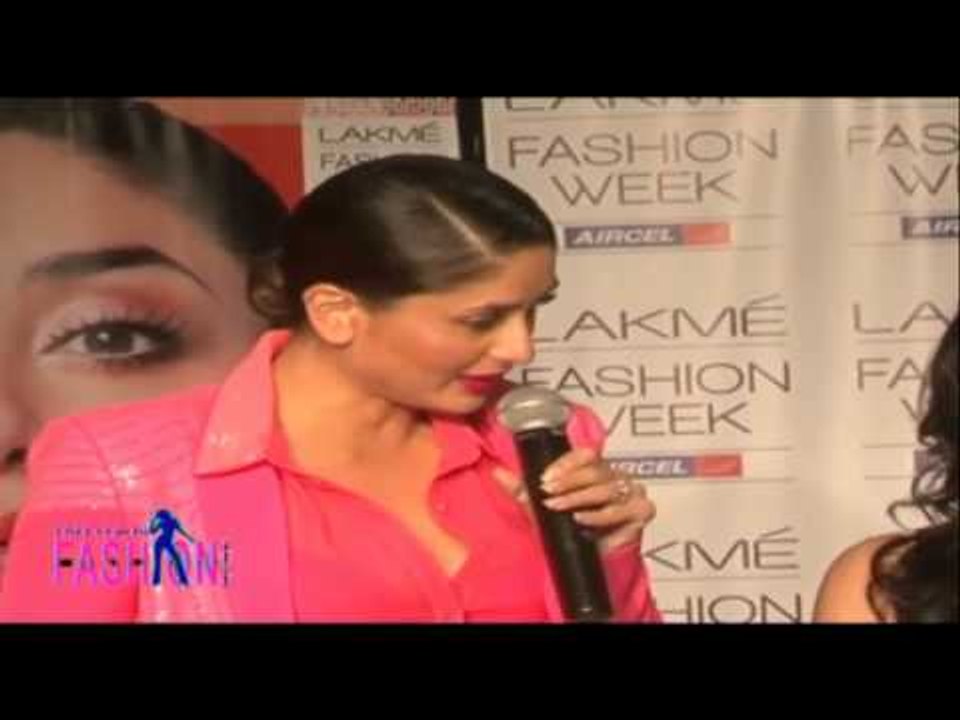 Deep V Neck Cleavage Show by Kareena Kapoor at LFW