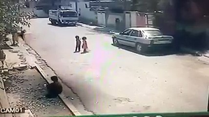محاولة اختطاف طفل من امام منزله. يرجى الحذر على اطفالكم . ساهم بنشر الفديو للتحذير.