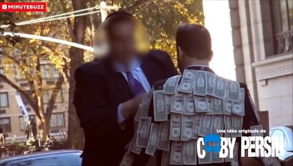 لن تصدق شاب وضع نقود فوق جسمه وكتب خذ ما يلزمك فقط  شوفو اللهفة متع الأثرياء وقناعة الفقراء
