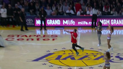 Shoot from midfield to $ 95,000 for a Lakers fan -