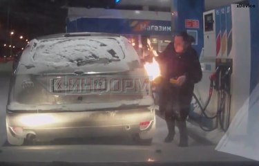 Elle allume son briquet en faisant de l'essence