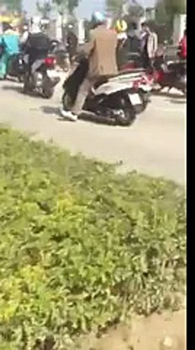 Clip nam thanh niên dùng dao khống chế nữ sinh