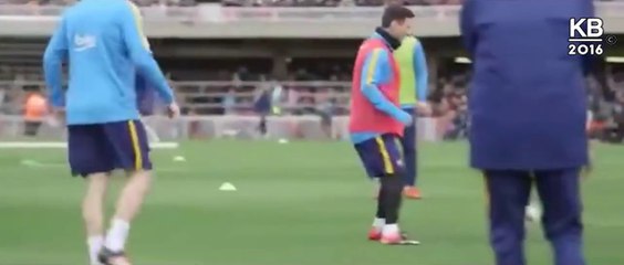 Le petit pont tout en finesse de Lionel Messi sur Mascherano à l'entraînement