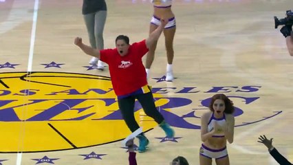 Un fan des Lakers remporte 95,000 $ grâce à un tir du milieu de terrain