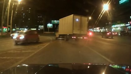 Un camion percute une voiture et prend la fuite