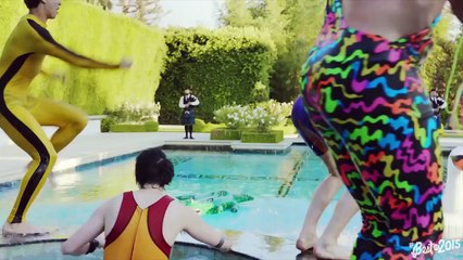 She’s Kinda Hot vs. Hey Everybody: Best 5SOS Vid of 2015