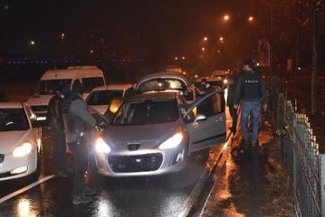 Dur İhtarına Uymayan Araca Polis Ateç Açtı