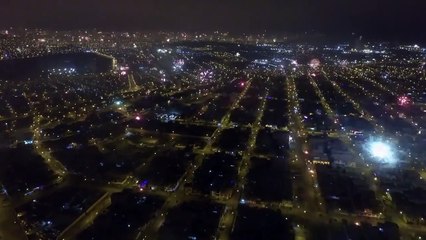Spectaculaire feux d'artifice du Nouvel An au Pérou