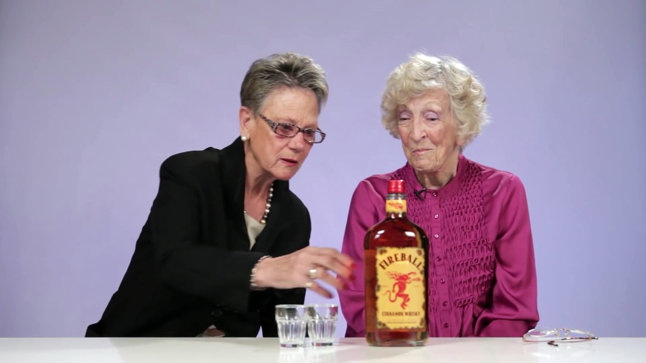 Des mamies trop marrantes gouttent le Fireball Whisky...