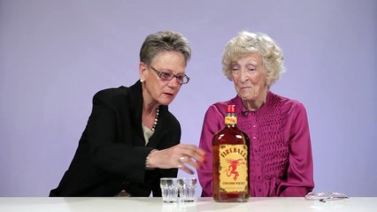Des mamies trop marrantes gouttent le Fireball Whisky...