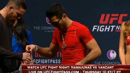 Cette demoiselle de la Team UFC très intéressée par le corps des champions au moment de la pesée