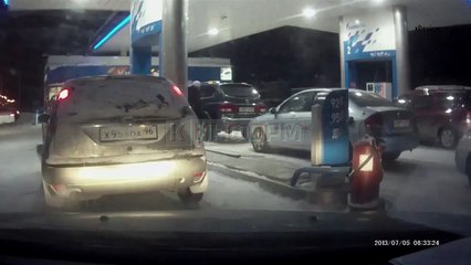 Elle met le feu à sa voiture en faisant le plein... Gros fail débile