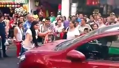 Elle stoppe le trafic car son mec la trompe !