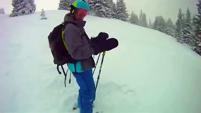 Una valanga si abbatte sul suo amico mentre sciano fuoripista: il salvataggio è drammatico