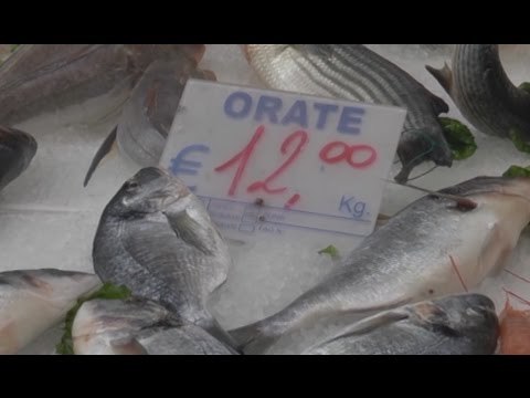 Napoli - Capodanno, il menù dei napoletani rispetta la tradizione (31.12.15)